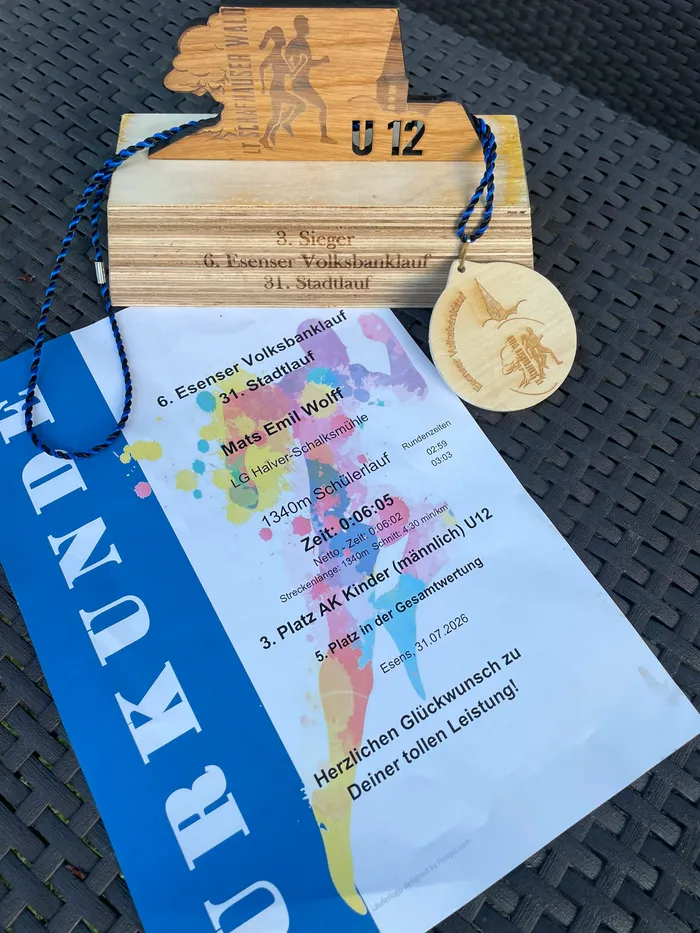 Hölzerner Pokal, Holzmedaille und Urkunde für Mats Emil Wolff nach dem 3. Platz der U12 beim 6. Esenser Volksbanklauf.