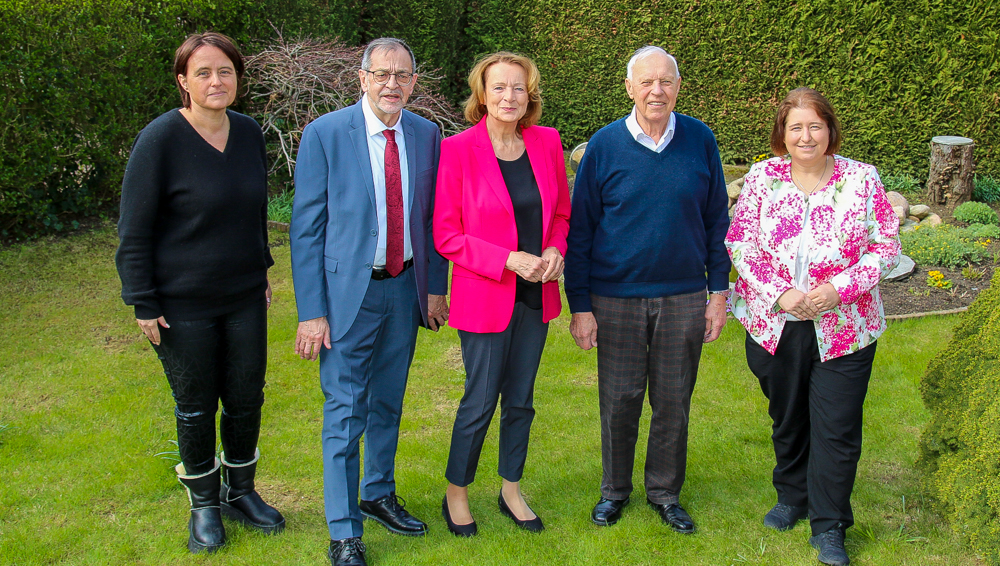Fünf Personen stehen nebeneinander auf einer grünen Rasenfläche. Von links nach rechts: Eva Kitz, Michael Scheffler, Dagmar Freitag, Heinz-Alfred Steiner und Bettina Lugk.