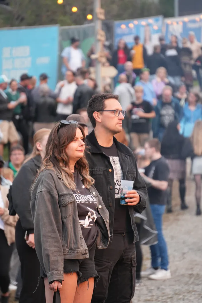 Ein Mann mit Brille und eine Frau in einer grauen Jeansjacke stehen in einer Menschenmenge beim Bautz 2026.