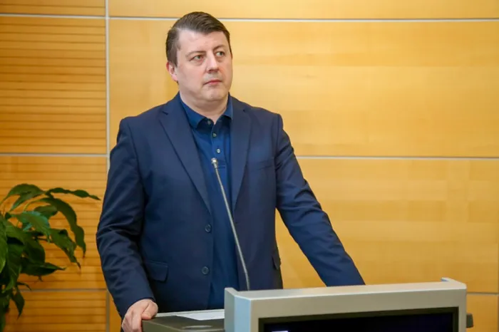 Fabian Ferber, SPD-Unterbezirks-Vorsitzender, spricht vor einem Podest in einem hellen Raum.