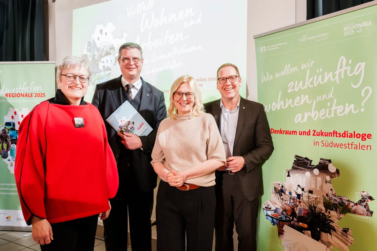 Vier Personen stehen vor einem Banner mit dem Titel „Vielfalt Wohnen und Arbeiten“. Von links: Prof. Dr. Ursula Stein, Markus Stottmeyer, Dr. Stephanie Arens und Hubertus Winterberg.