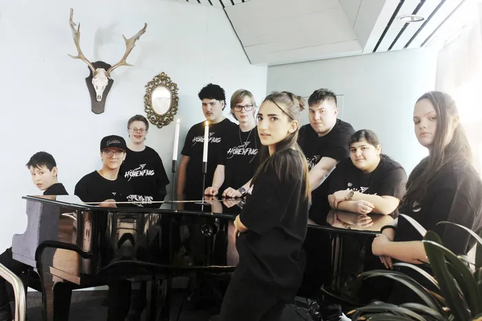 Schulband „Höhenflug“ spielt während der Vernissage in der Volkshochschule Lüdenscheid vor einem Flügel.