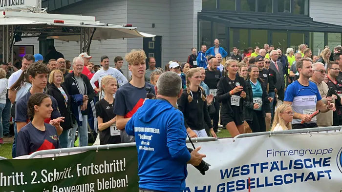 Eine Gruppe von Menschen in Sportkleidung versammelt sich beim Feelgood-Staffellauf in Hüinghausen.