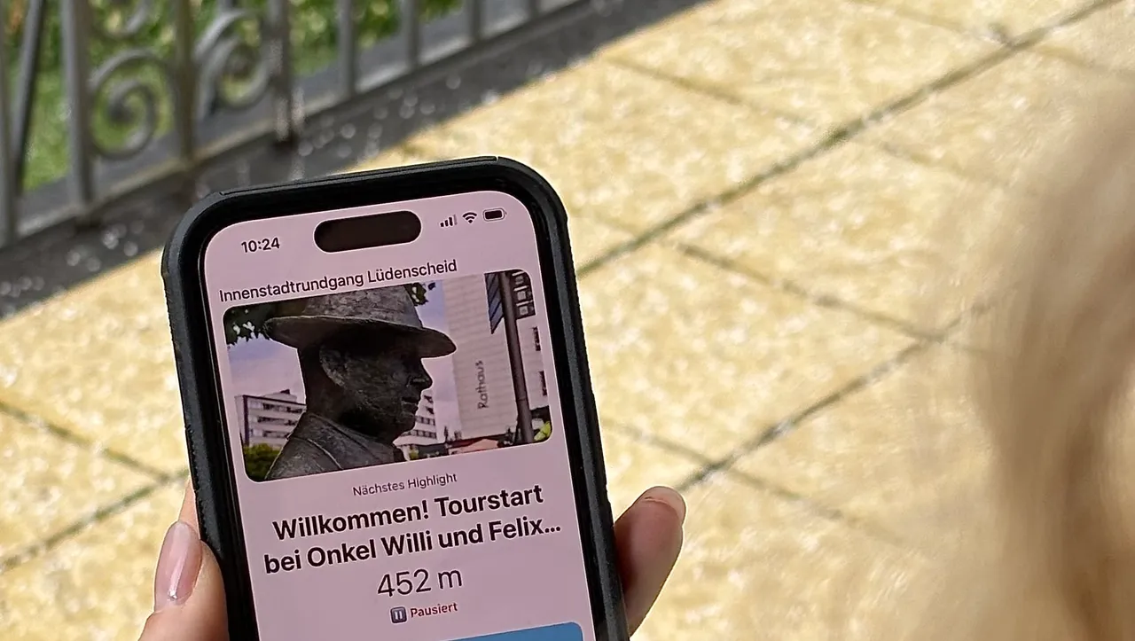 Smartphone zeigt die App „RoadStory“ mit einer Karte und dem nächsten Highlight: dem Onkel Willi und Felix in Lüdenscheid, 452 Meter entfernt.