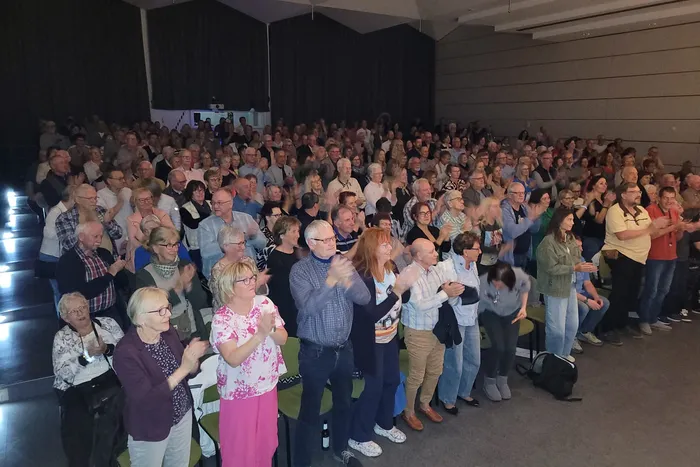 Ein großes Publikum applaudiert in einem Saal während des Acappellissimo-Festivals.