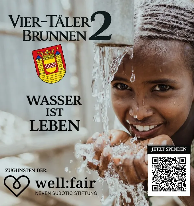Junge lacht, während Wasser über ihr Gesicht fließt. Im Hintergrund das Logo der well:fair Stiftung und ein QR-Code für Spenden.
