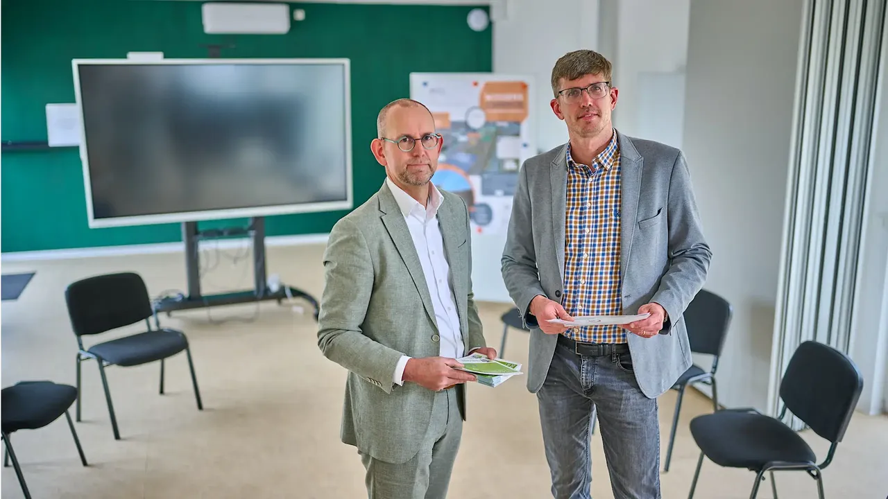 Stadtbaurat Torsten Grothe und Stefan Baumann, Bereichsleiter Umwelt und Stadtentwicklung, stehen im KAI, einem Teil des Projekts „Wald.Stadt.City Iserlohn“, das die nachhaltige Weiterentwicklung der Innenstadt vorantreibt.