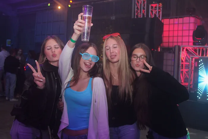 Vier junge Frauen posieren lachend und mit Handzeichen bei einer Feier im Rahmen des Scheunenfests.