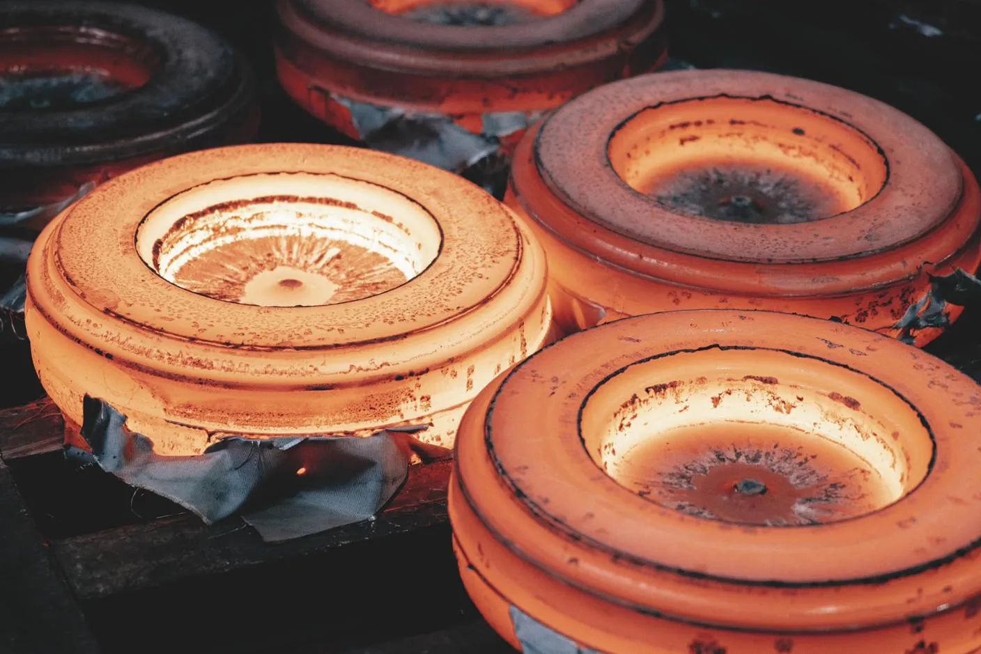 Mehrere glühende Metallformen in einer Gießerei, vermutlich während der Produktion von Schmiedeprodukten in Meinerzhagen.