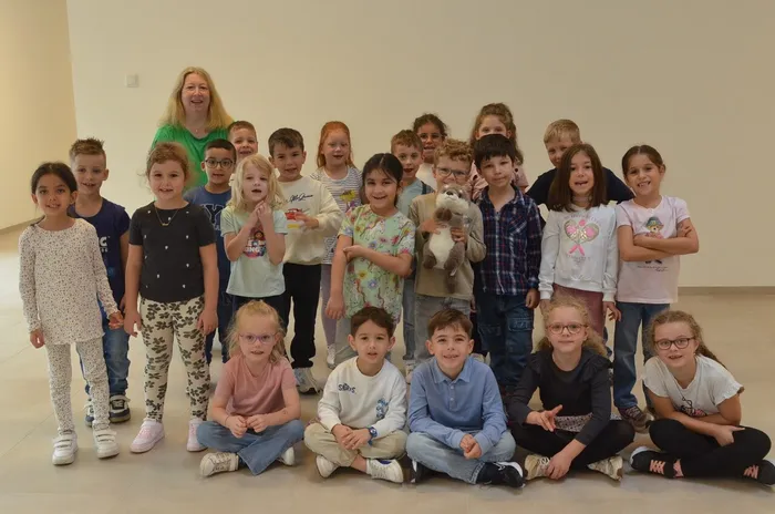 Die Schüler der Otter-Klasse 1b der Grundschule Holthausen posieren gemeinsam mit ihrer Lehrerin Annika Werner.