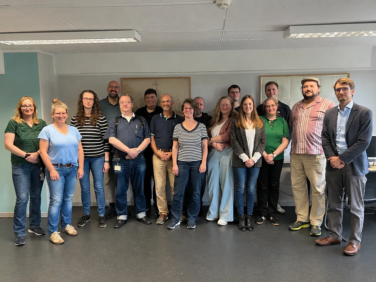 Eine Gruppe von Archivaren posiert für ein gemeinsames Gruppenfoto bei einem Treffen in Hagen.