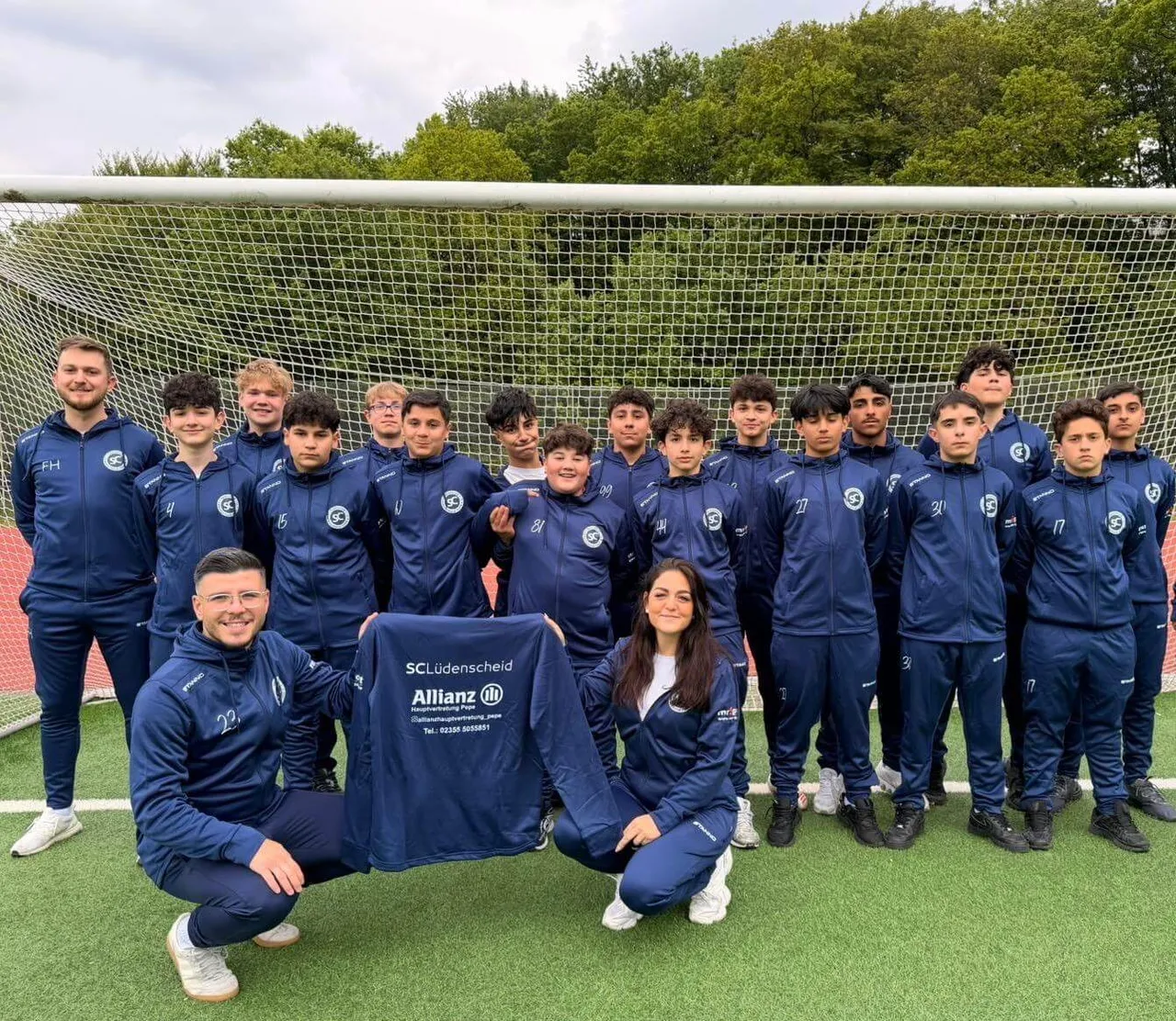Mannschaftsfoto der Jugendfußballmannschaft des SC Lüdenscheid mit ihrer Sponsorin der Allianz-Agentur Pepe.
