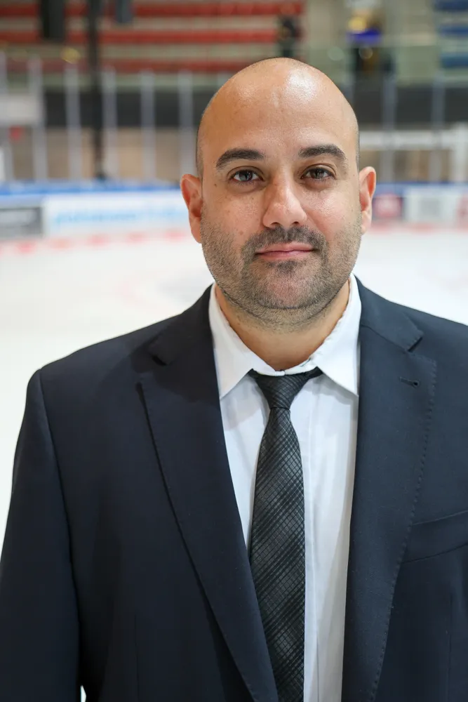 Porträt von Axel Müffeler, dem Sportlichen Leiter der Young Roosters, im Anzug mit Krawatte.