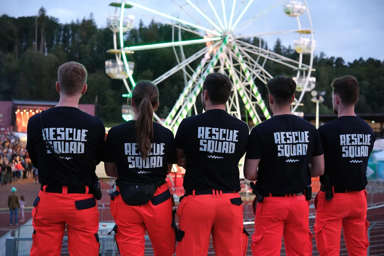 Rettungskräfte des Deutschen Roten Kreuzes mit der Aufschrift 