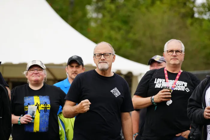 Eine Gruppe von Menschen steht vor einem großen weißen Zelt bei der Bautz26 Collabo Stage.