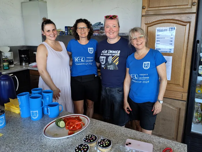 Vier Frauen in blauen T-Shirts mit dem Aufdruck 