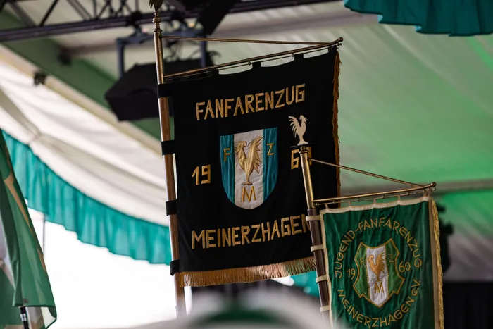 Schwarz-goldene Banner des Fanfarenzugs Meinerzhagen mit dem Vereinslogo und der Jahreszahl 1960.
