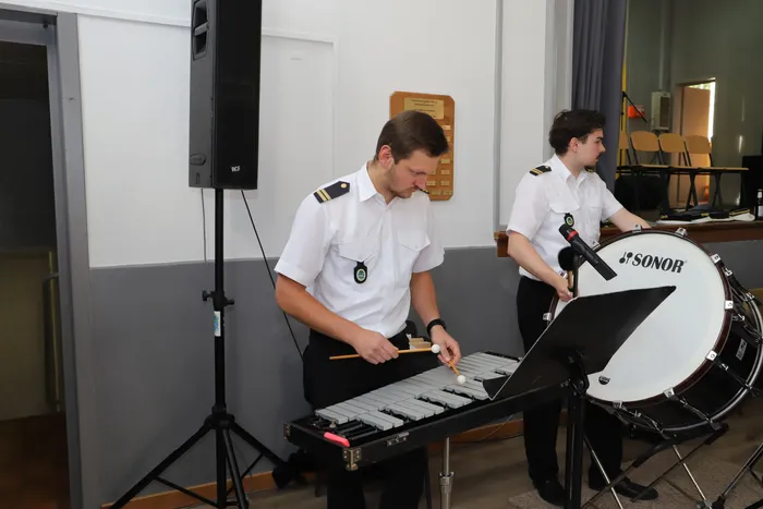 Zwei junge Männer in Uniform spielen während des Schützenfestes Schlagzeug und Xylophon.