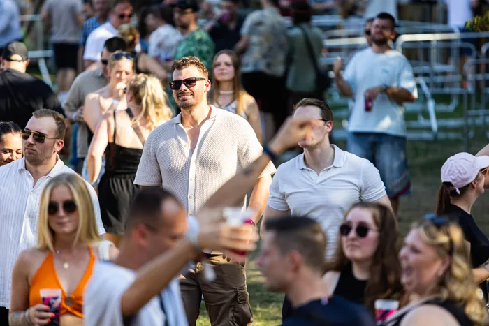Menschenmenge beim Ferik Festival 2026 im Ennepetaler Klutertbad.