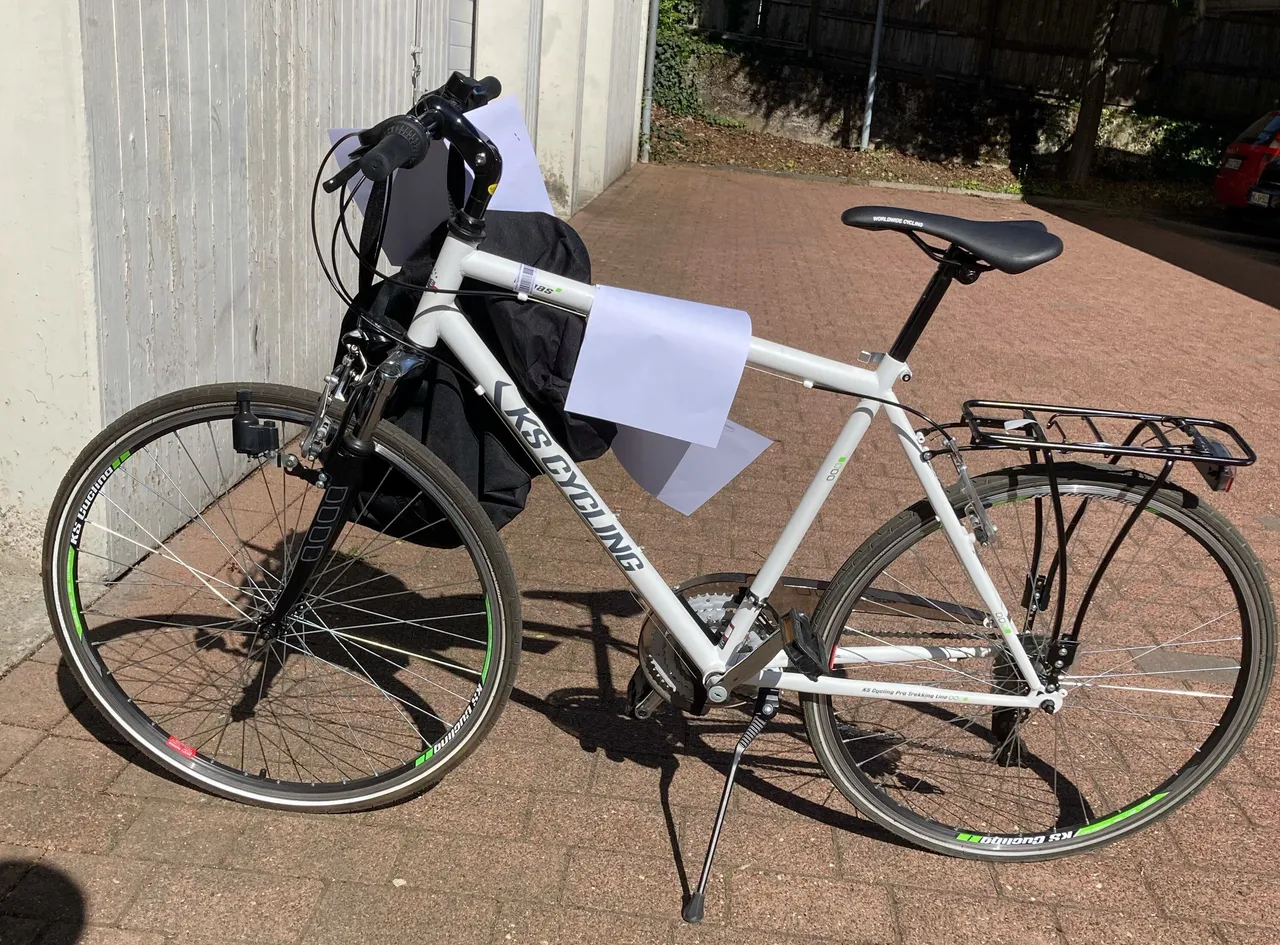 Weißes Fahrrad der Marke KS Cycling mit Gepäckträger und Schutzblechen, sichergestellt als Fundsache.