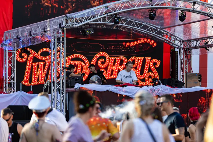 Beleuchtete „Twisted Circus“-Bühne mit zwei Personen an DJ-Equipment vor einer Menschenmenge beim Ferik Festival.