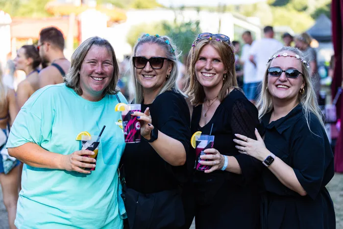 Vier lächelnde Frauen halten bunte Getränke mit Zitronenscheiben beim Ferik Festival in die Kamera.