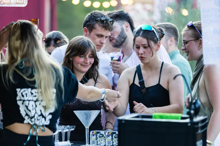 Junge Menschen an einem Getränkestand beim Ferik Festival im Klutertbad.