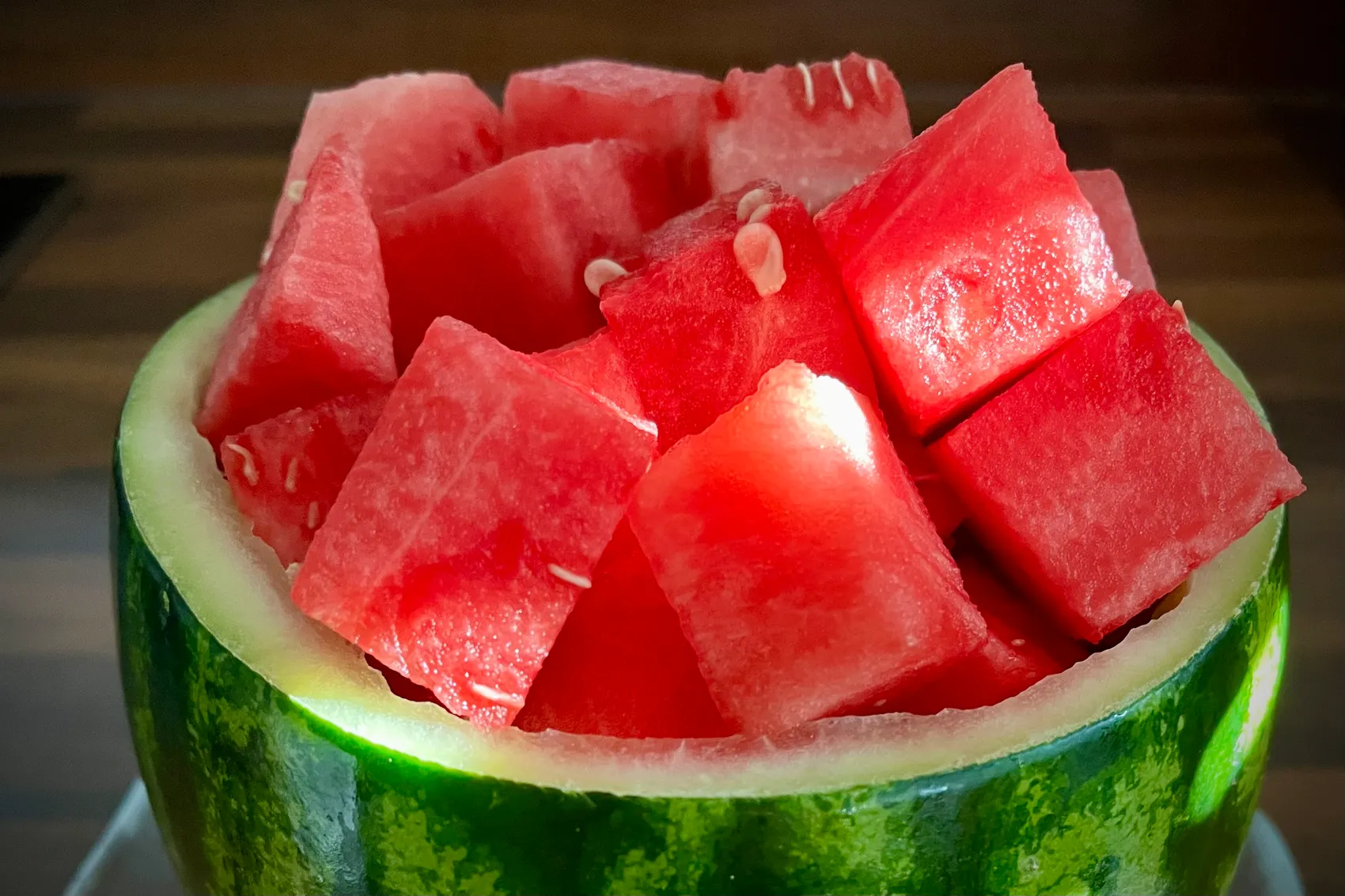 Gewürfelte Wassermelone in einer ausgehöhlten Wassermelonenschale.