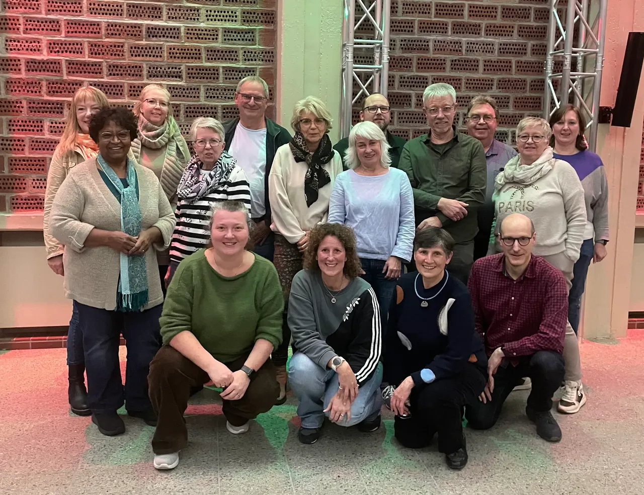 Eine Gruppe von etwa zwanzig Menschen steht für ein gemeinsames Foto zusammen. Sie lächeln in die Kamera und bilden den neu gegründeten Förderverein 8Giebel friends & more.