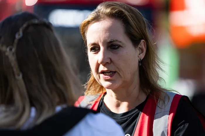 Eine Frau in einer roten Warnweste im Gespräch mit einer anderen Person beim Bautz-Festival.