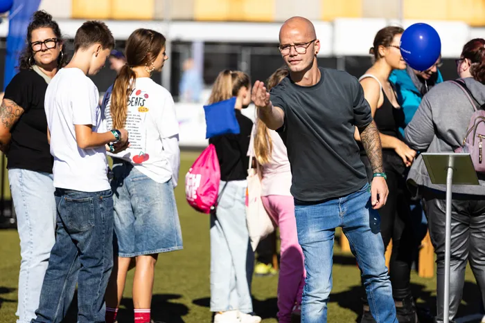 Ein Mann mit Brille und dunklem T-Shirt streckt seine Hand auf dem Bautz-Festival aus.