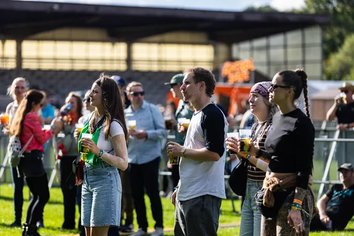 Besucher stehen mit Getränken vor der MainStage auf dem Bautz-Festival 2026.