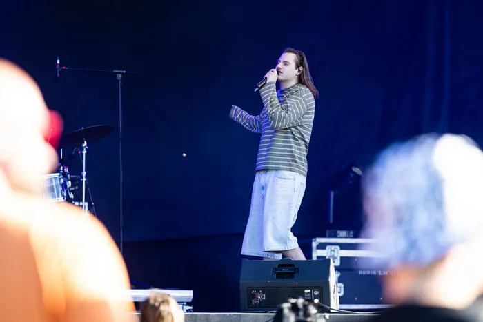 Baumgart singt auf der MainStage des Bautz-Festivals 2026 in ein Mikrofon.