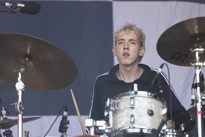Paula Carolina spielt Schlagzeug auf der Main Stage des Bautz-Festivals 2026.