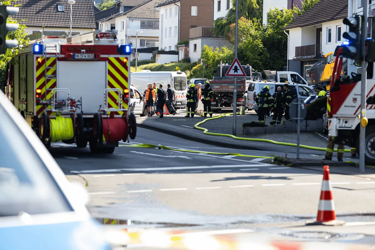 Einsatzkräfte sichern eine Baustelle, nachdem bei Arbeiten eine Gasleitung beschädigt wurde. Mehrere Feuerwehrfahrzeuge und ein Rettungswagen sind vor Ort.