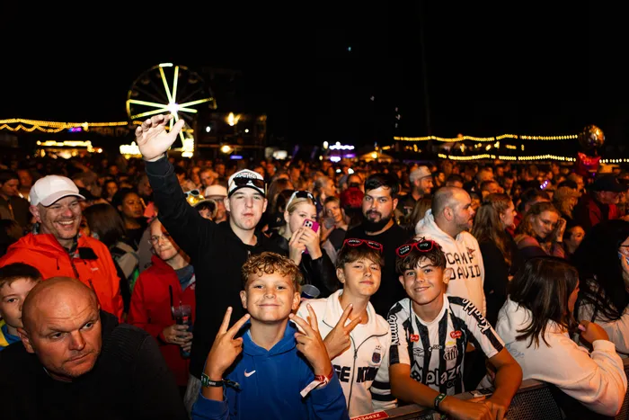 Eine Menschenmenge beim Bautz-Festival 2026 im Nattenbergstadion bei Nacht mit einem beleuchteten Riesenrad im Hintergrund.