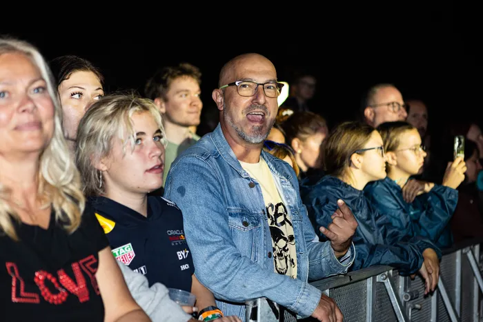 Menschen stehen nachts hinter einer Metallabsperrung beim Bautz-Festival 2026.