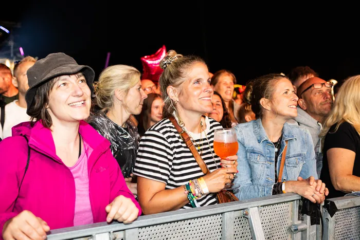 Lächelnde Menschenmenge beim Bautz-Festival 2026 im Nattenbergstadion.