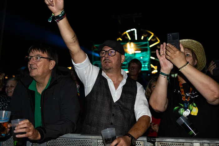 Besucher beim Bautz-Festival 2026 im Nattenbergstadion bei Nacht vor einem beleuchteten Riesenrad.