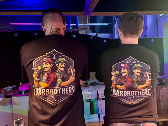 Zwei Personen mit roten T-Shirts mit dem Aufdruck 