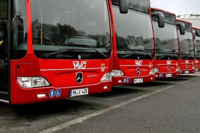 Mehrere rote Busse der Münchner Verkehrsgesellschaft (MVG) stehen nebeneinander.