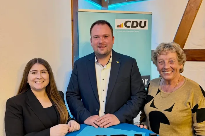 Drei Personen posieren für ein Porträt: die Bundestagsabgeordnete Tijen Ataoğlu links, der neue CDU-Vorsitzende Alexander Ebbert in der Mitte und Ulrike Borowski als Stellvertreterin rechts.