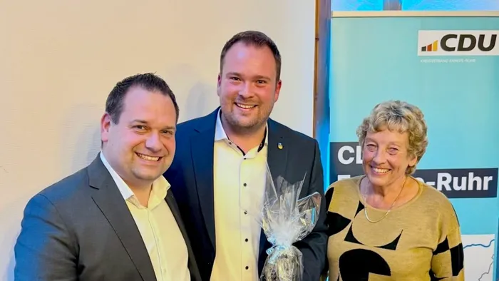 Alexander Ebbert, der neue CDU-Vorsitzende von Breckerfeld, posiert mit seiner Amtsvorgängerin Ulrike Borowski und dem Hagener Oberbürgermeister Dennis Rehbein.