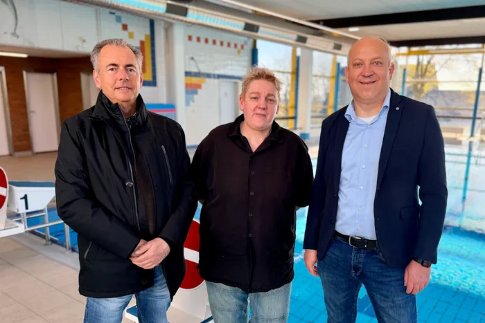 Drei Personen stehen nebeneinander vor einem Schwimmbecken: Jürgen Seuthe, Bettina Maciejewski und Bürgermeister André Dahlhaus.