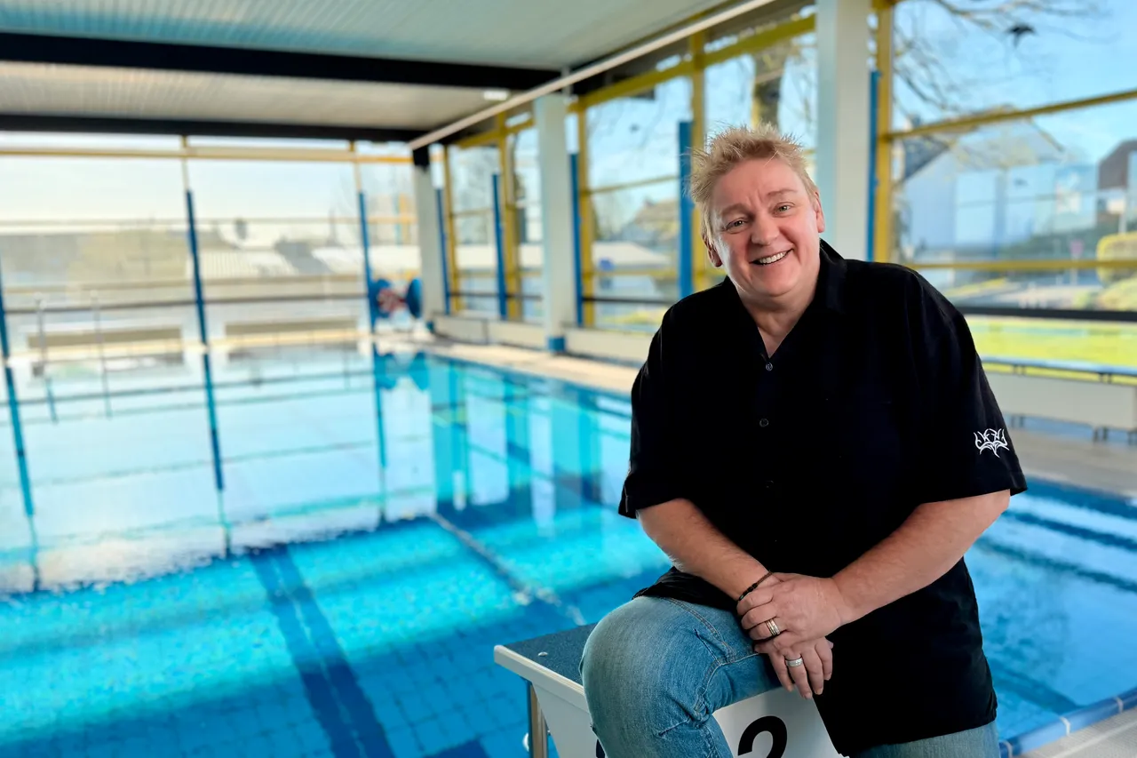 Bettina Maciejewski, die neue Bademeisterin in Breckerfeld, sitzt lächelnd am Beckenrand eines Schwimmbades.