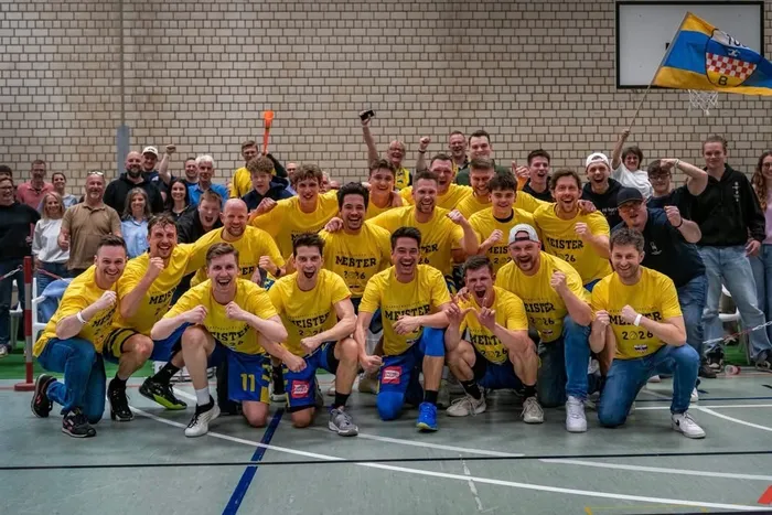 Mannschaftsfoto der Basketballer von TuS Breckerfeld nach dem Gewinn der Meisterschaft 2026, erkennbar an den gelben Trikots mit dem Aufdruck „MEISTER“.