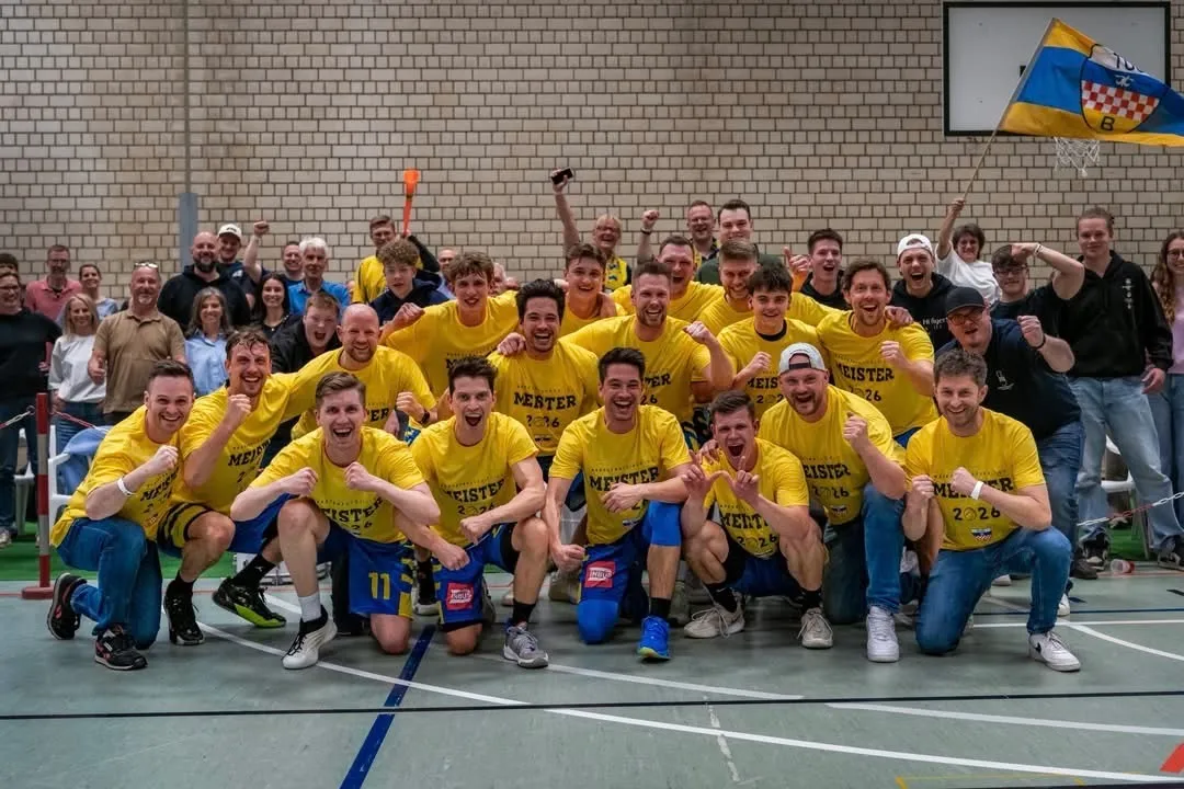 Mannschaftsfoto der Basketballer von TuS Breckerfeld nach dem Gewinn der Meisterschaft 2026, erkennbar an den gelben Trikots mit dem Aufdruck „MEISTER“.