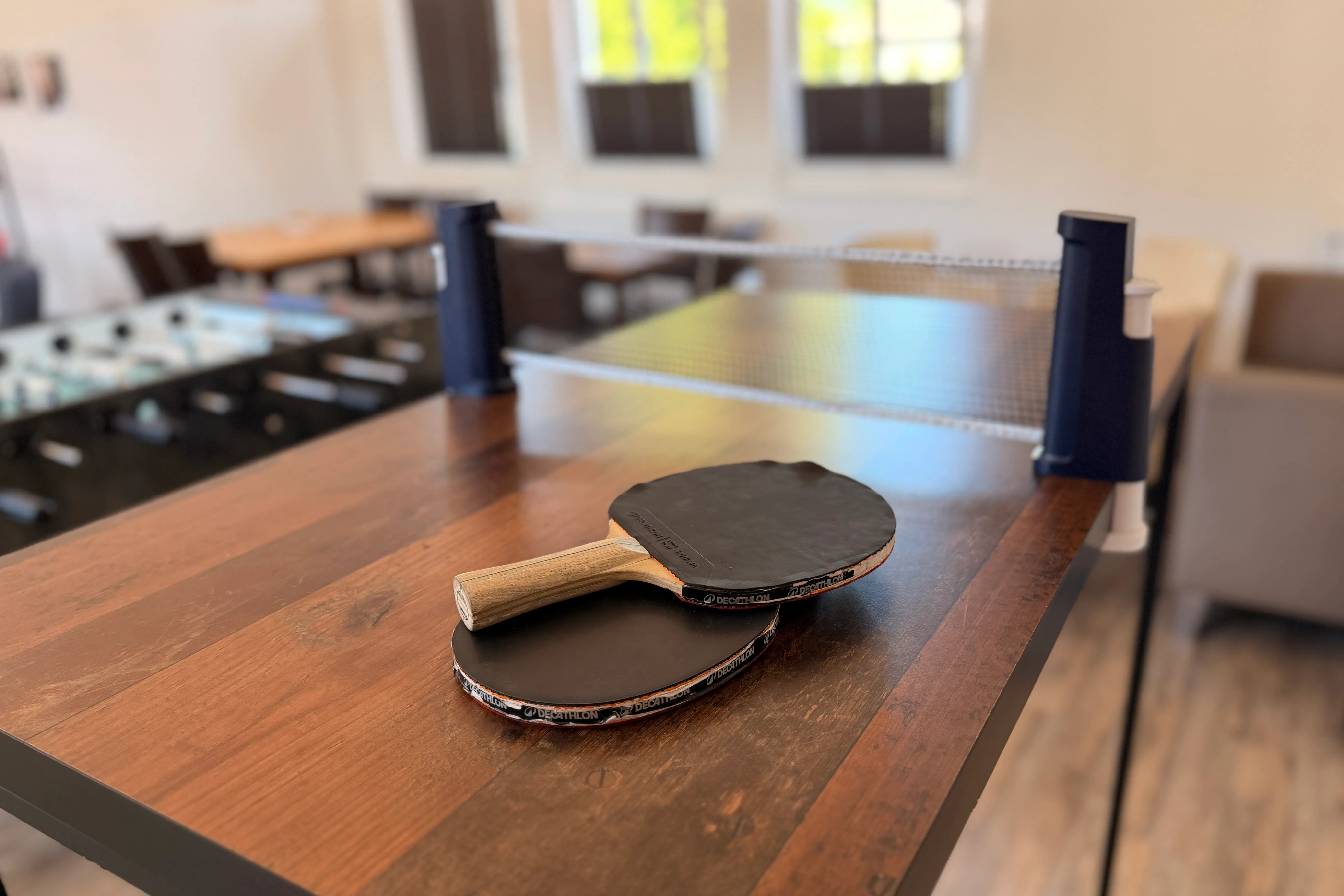 Tischtennis-Schläger und -Ball auf einem Tischtennis-Tisch im renovierten Jugendzentrum Breckerfeld.