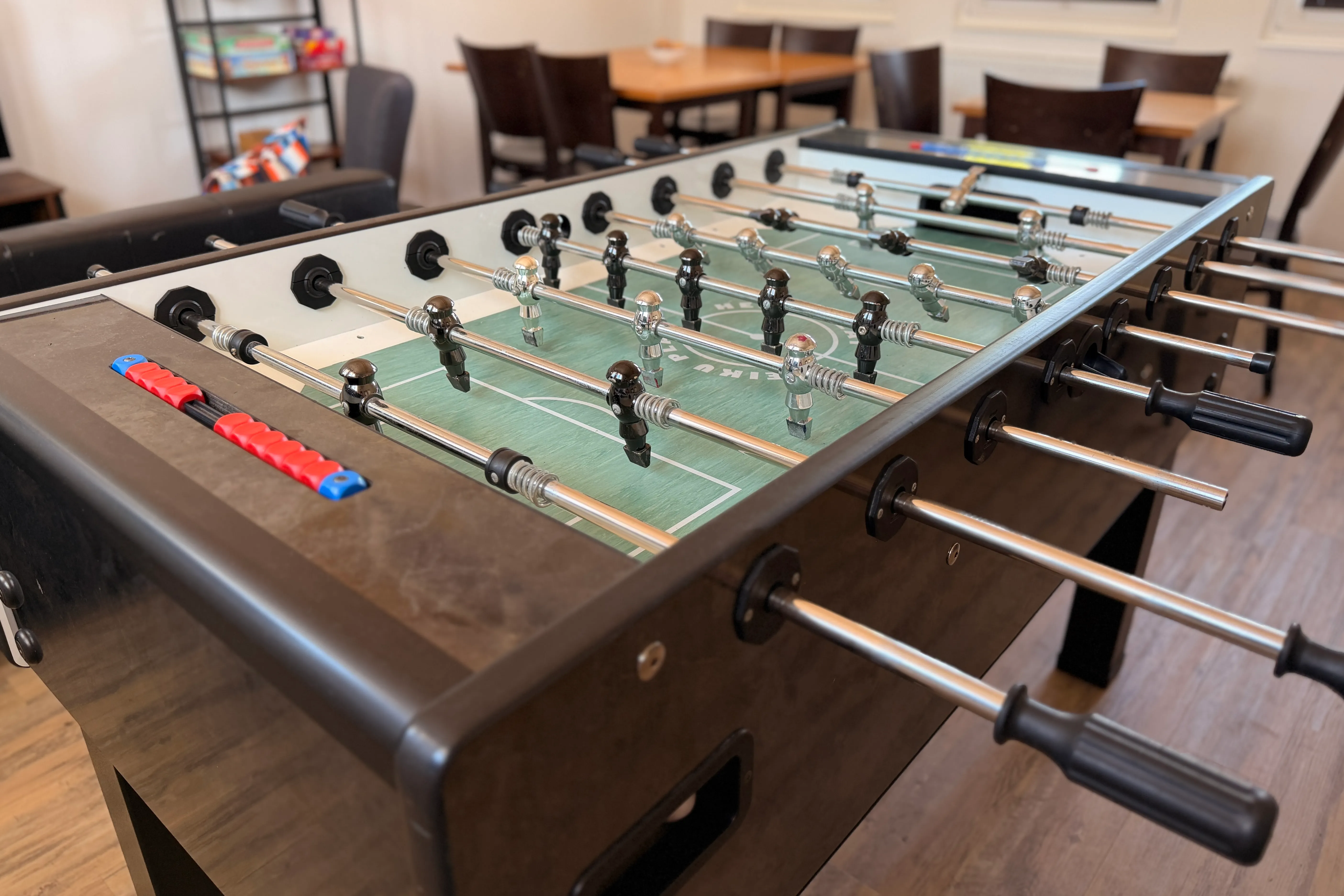 Tischfußball im sanierten Jugendzentrum Breckerfeld, mit roten und blauen Spielern.