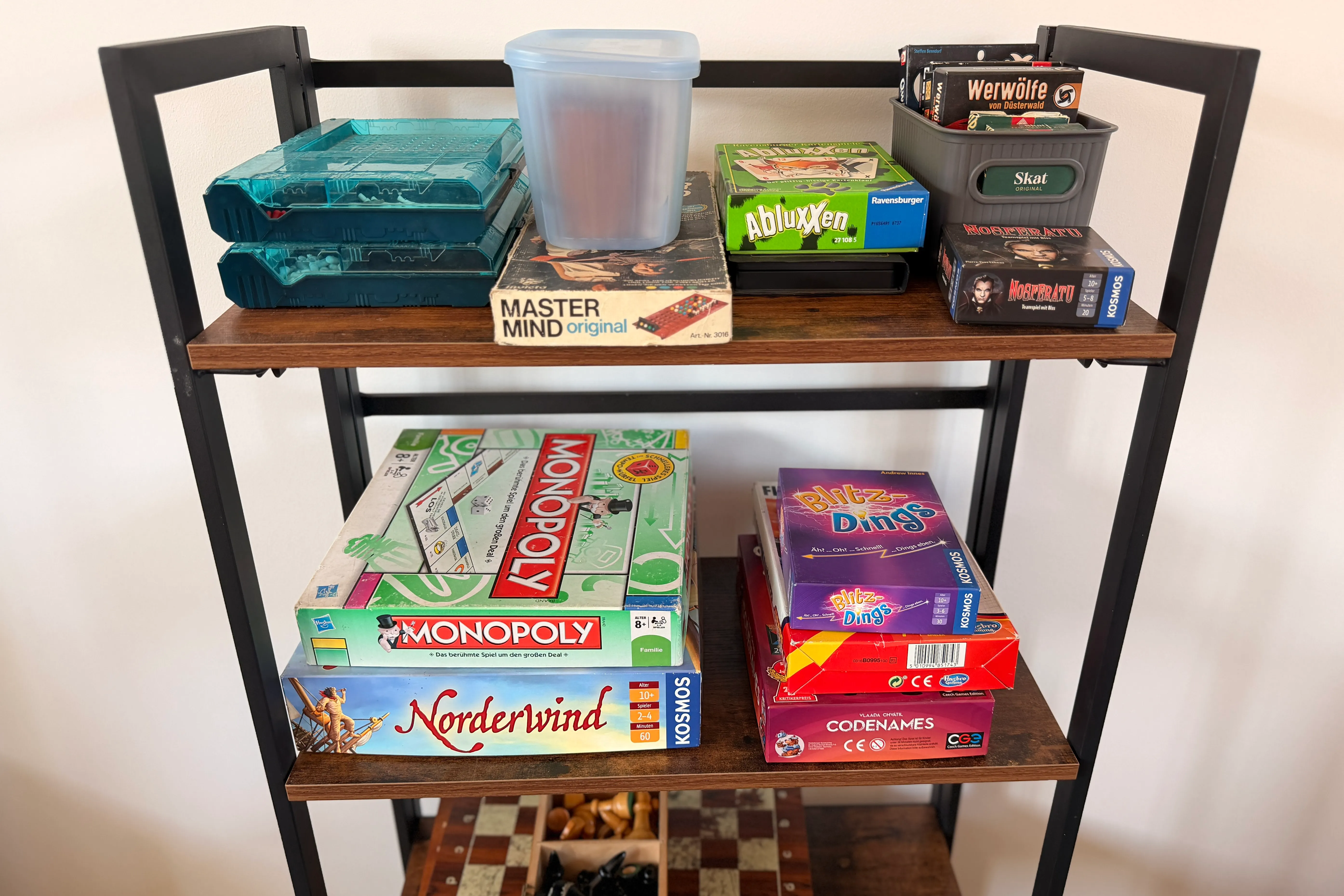 Ein Regal mit verschiedenen Brettspielen wie Monopoly, Skat, Werwölfe und Codenames steht im neu renovierten Jugendzentrum Breckerfeld.
